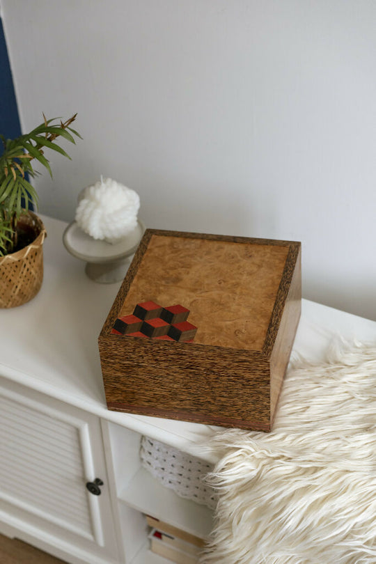 Coconut box with hexagonal details