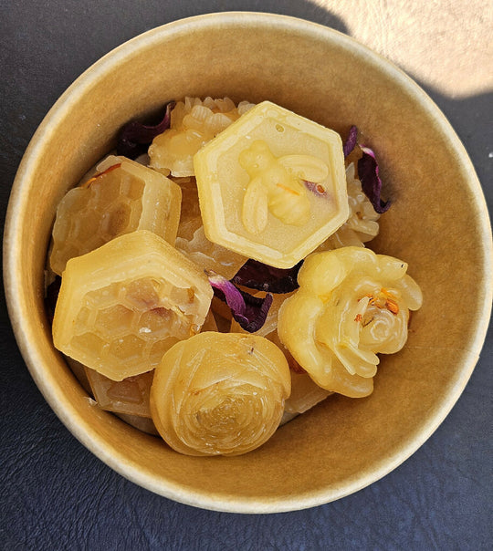 Honey and Vanilla Bees Wax Melts: Added botanicals