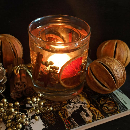 FESTIVE ORANGE AND SPICE BOTANICAL SCENTED CANDLE (MED)