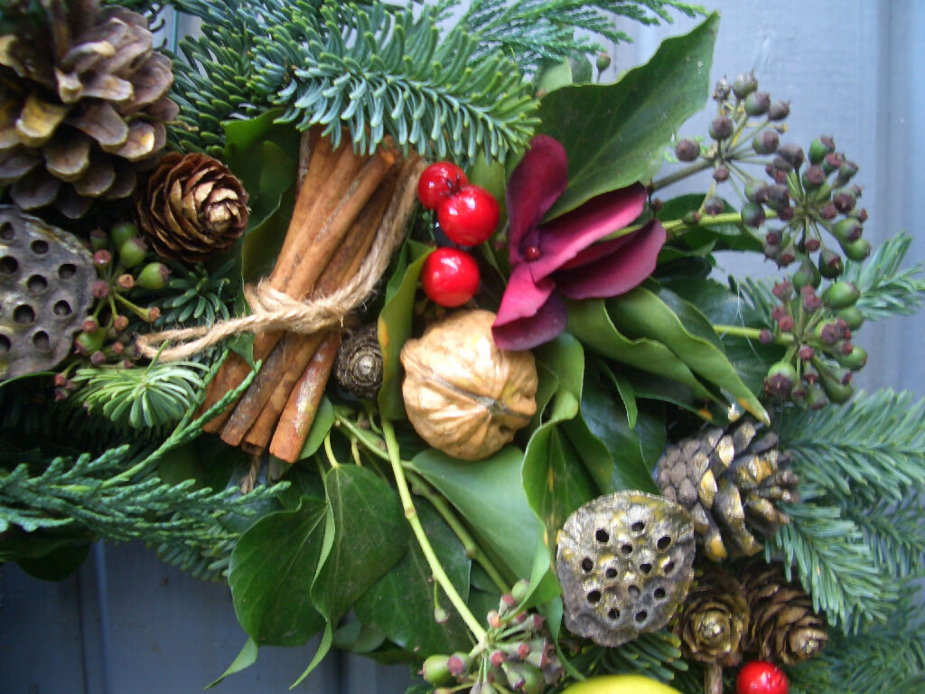 cl-christmas-traditional - fresh-front-door-wreath-2024-4