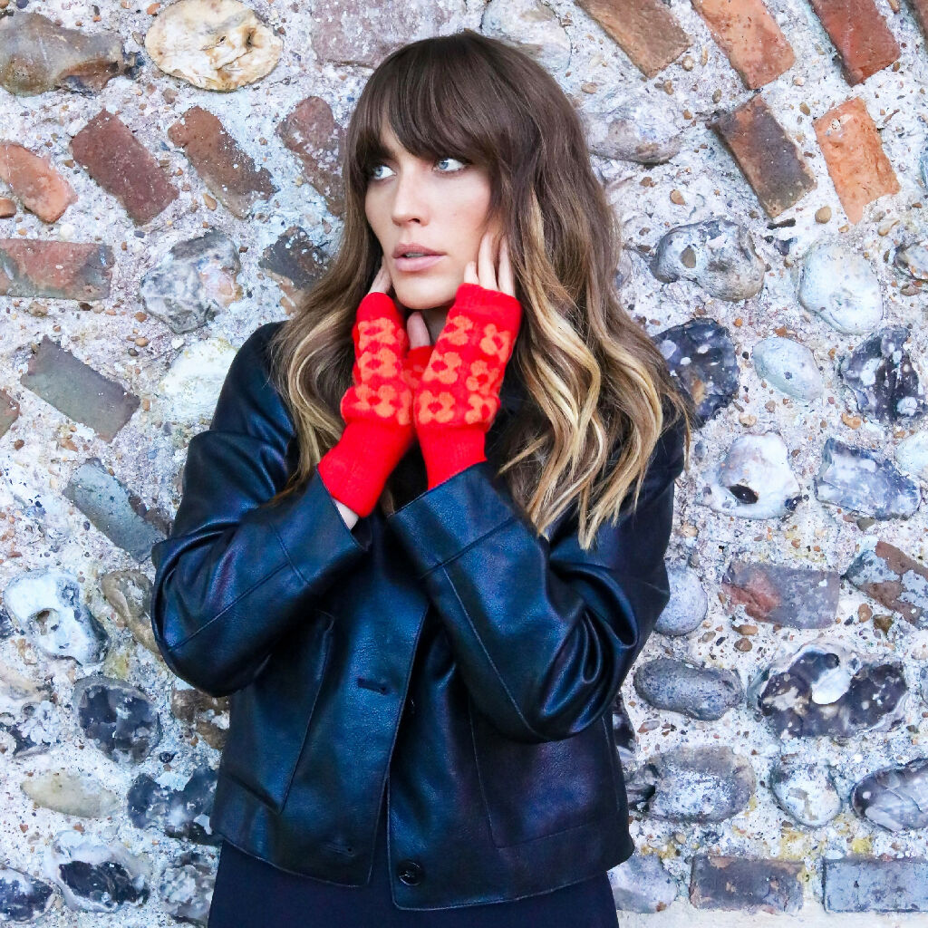 Mabel Sheppard x Hornsea Red Lambswool Saffron Flower Fingerless Mittens