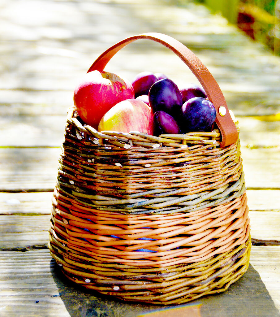 Fruit Picking Basket in Mixed willow with a Leather Handle