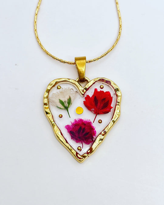 Heart necklace with gypsophila and poppy flowers