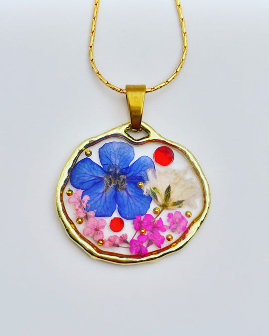 Pendant necklace with real pressed flowers