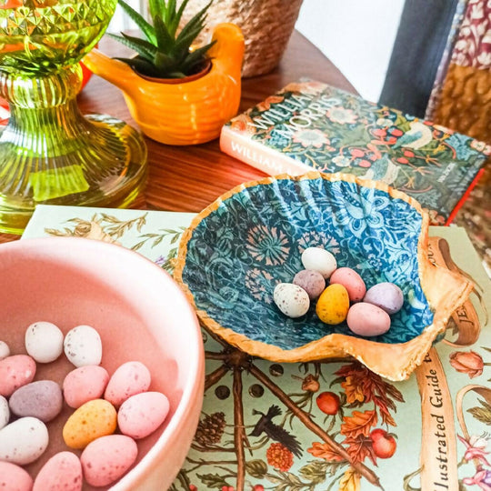 MORRIS TULIP & NETTLE DECOUPAGED SCALLOP SHELL DISH