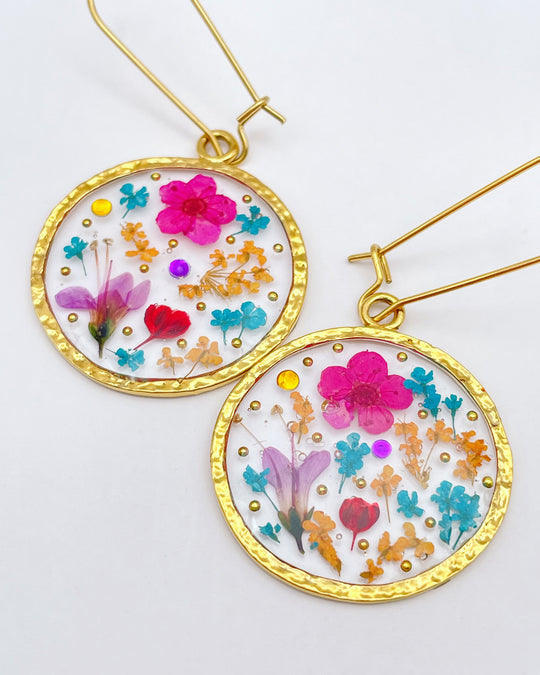 Statement earrings with pink flowers in gold