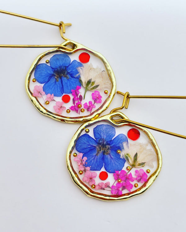 Dangle earrings with real flowers
