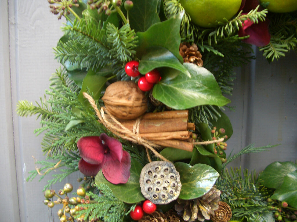 cl-christmas-traditional - fresh-front-door-wreath-2024-7