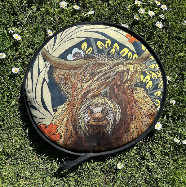 Aga cover Highland Cow on grass