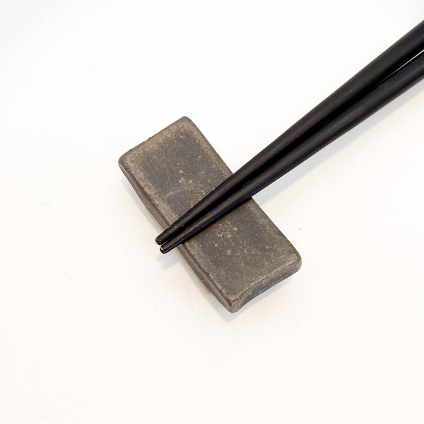 Chopstick rest shino charcoal with chopsticks