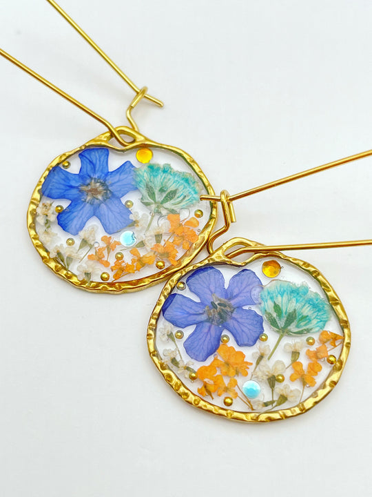 Dangle earrings with flowers in vintage colours