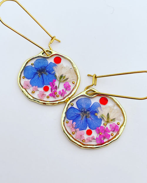 Dangle earrings with real flowers