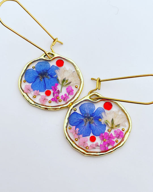 Dangle earrings with real flowers