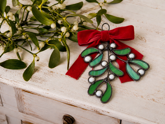 Mistletoe Kiss Wreath Stained Glass