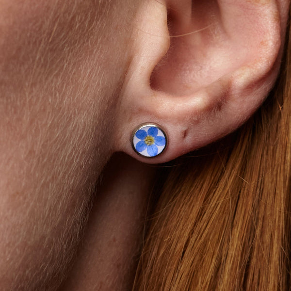 Stud earrings with forget-me-not flowers in 6mm
