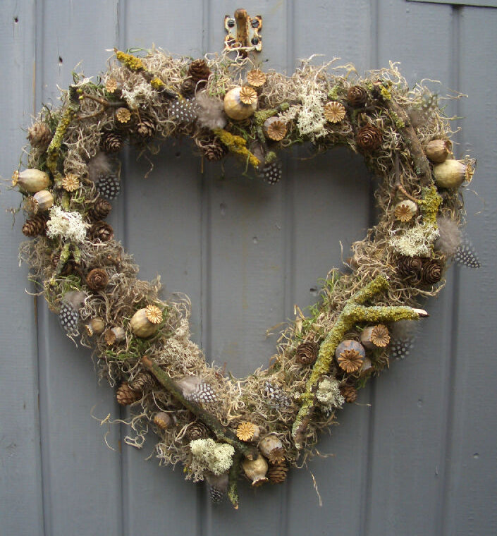 poppy-cone-lichen-twig-heart-wreath-2025-2