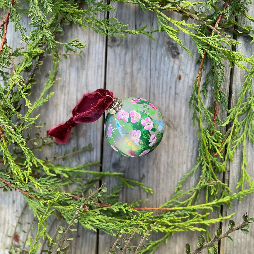 Kate‘s unique one-of-a-kind hand-painted Christmas Baubles, inspired by winter florals, will add the perfect artisan touch to your Christmas tree, designed to be treasured as a collectable heirloom keepsake.