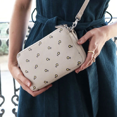 Daisy bag close