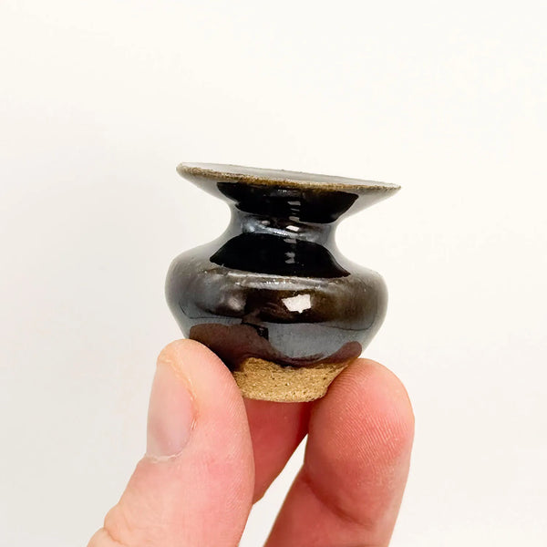 Mini vase black slip hold