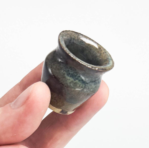 Mini vase blue rutile hold
