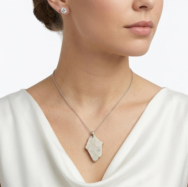 Neckless 1 silver chain white crackle on woman