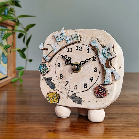Mantel Clock With Two Cats Mice And Yarns