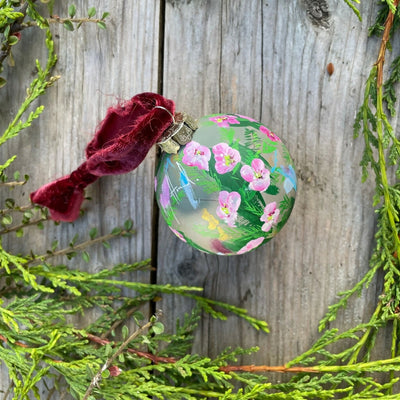 Kate‘s unique one-of-a-kind hand-painted Christmas Baubles, inspired by winter florals, will add the perfect artisan touch to your Christmas tree, designed to be treasured as a collectable heirloom keepsake.