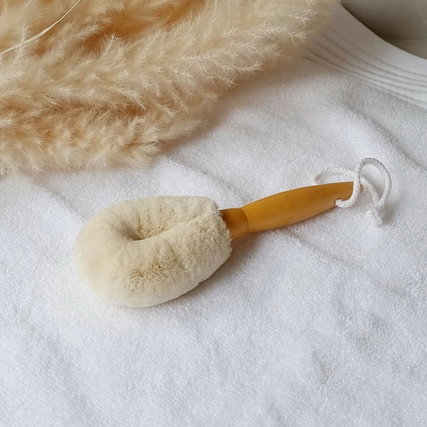 FacialGlowBrushwithsoftjutebristlesfordryskinbrushingandexfoliation_ELYTRUMUK
