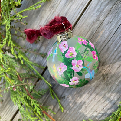 Kate‘s unique one-of-a-kind hand-painted Christmas Baubles, inspired by winter florals, will add the perfect artisan touch to your Christmas tree, designed to be treasured as a collectable heirloom keepsake.