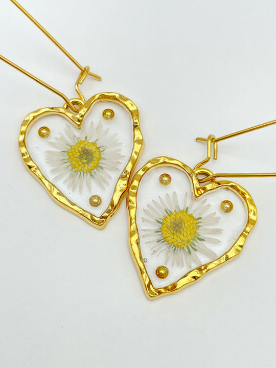 Heart earrings with daisy flowers and gold beads
