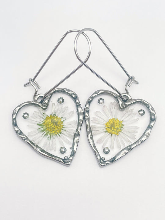 Heart earrings with daisy flowers and silver beads