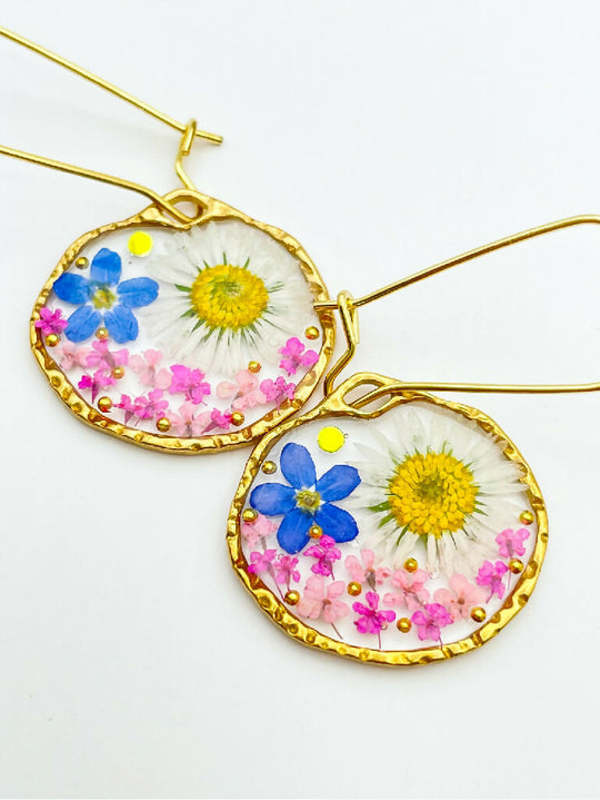 Earrings with daisy and forget-me-not flowers