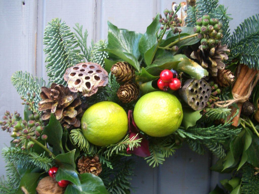 cl-christmas-traditional - fresh-front-door-wreath-2024-3