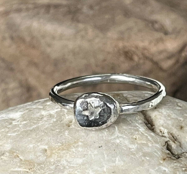 A recycled silver star stamped pebble ring size UK N
