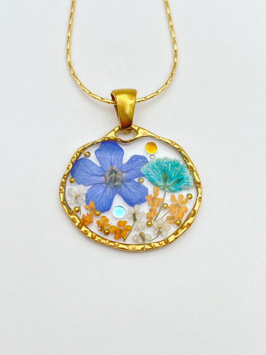 Necklace with flowers in vintage colours