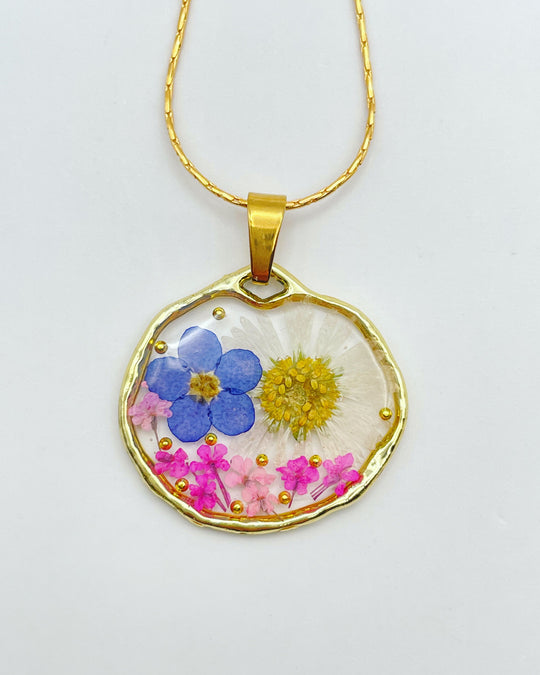 Necklace with daisy and forget-me-not flowers