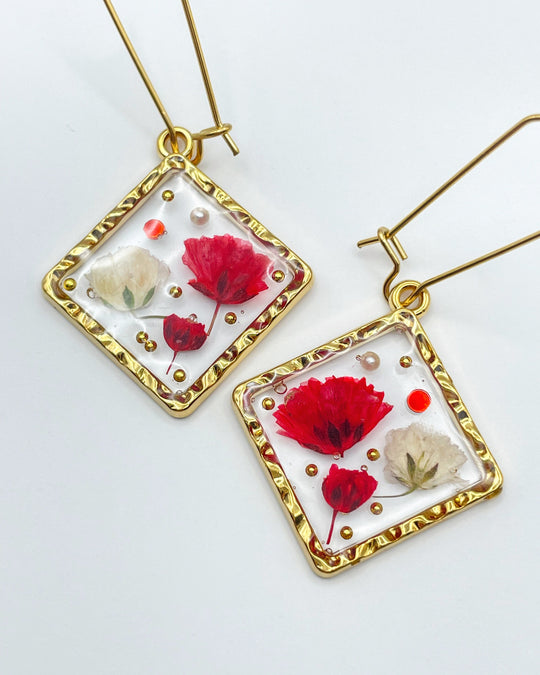Square earrings with gypsophila and poppy flowers