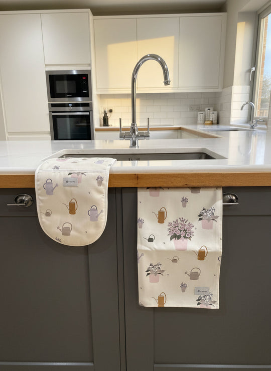Watering Can and Flowerpots Design Oven Glove