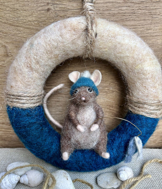 Whimsical Needle-Felted Beach Mouse in Fisherman Hat on Coastal Wreath