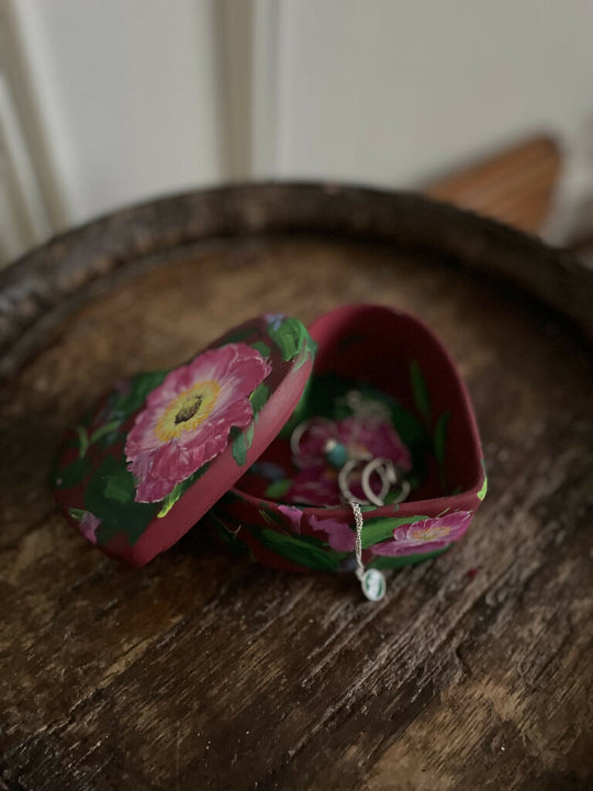 'It's Me' Ceramic Floral Heart Keepsake Box