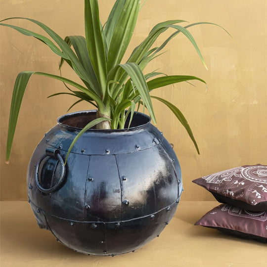 Rustic Round Metal Planter "Jala"