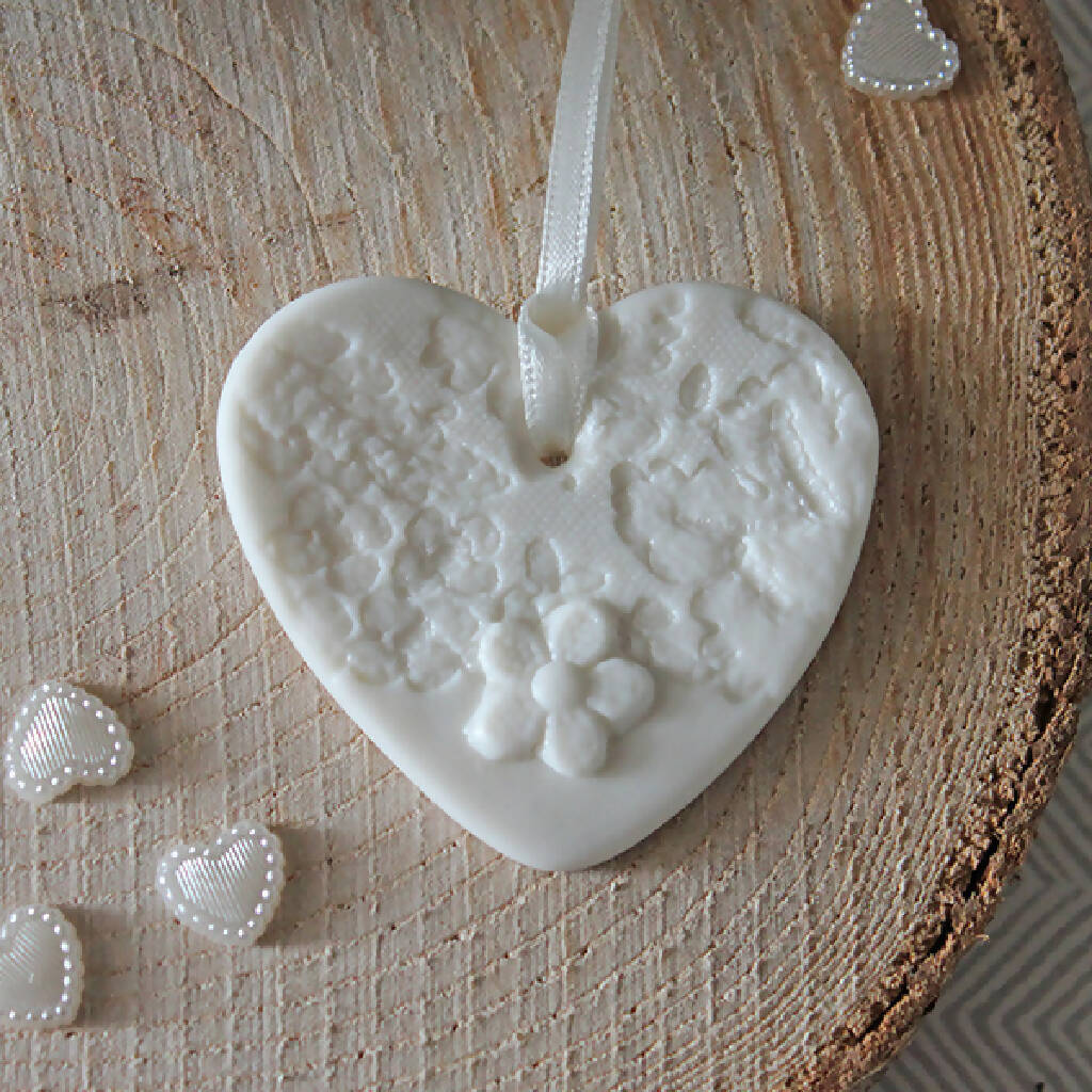 Porcelain Daisy Heart Decoration