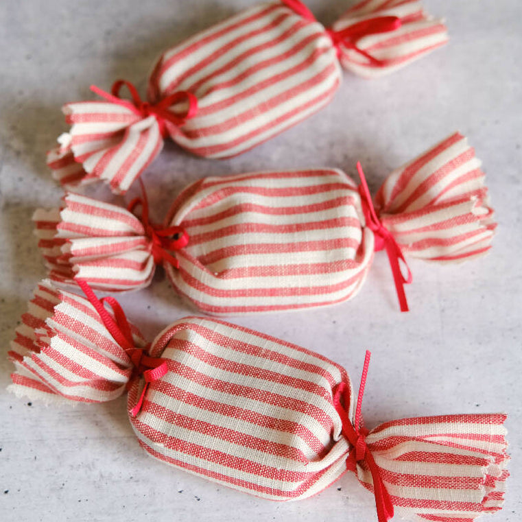 Red and white striped fabric humbug favours.