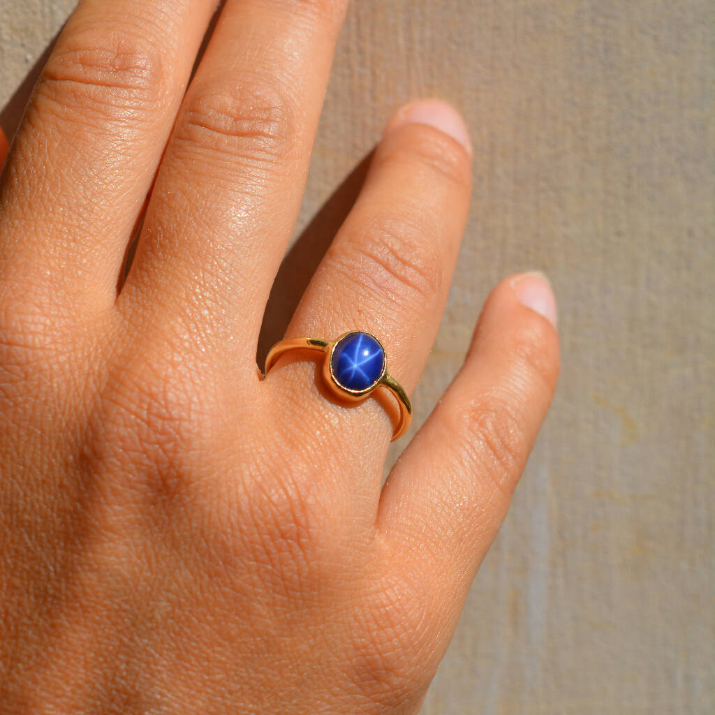Star Sapphire Ring in 18ct yellow gold - Size K 1/2