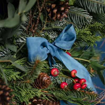 studioEVIG - Christmas Wreath - Blue ribbon close up